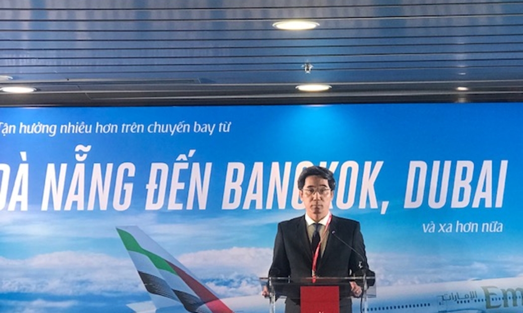 Phó Chủ tịch UBND thành phố Đà Nẵng Trần Chí Cường phát biểu tại lễ chào đón chuyến bay EK370 hạ cánh xuống Sân bay Quốc tế Đà Nẵng. Ảnh Ngô Anh Văn