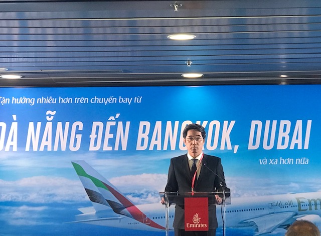 Phó Chủ tịch UBND thành phố Đà Nẵng Trần Chí Cường phát biểu tại lễ chào đón chuyến bay EK370 hạ cánh xuống Sân bay Quốc tế Đà Nẵng. Ảnh Ngô Anh Văn