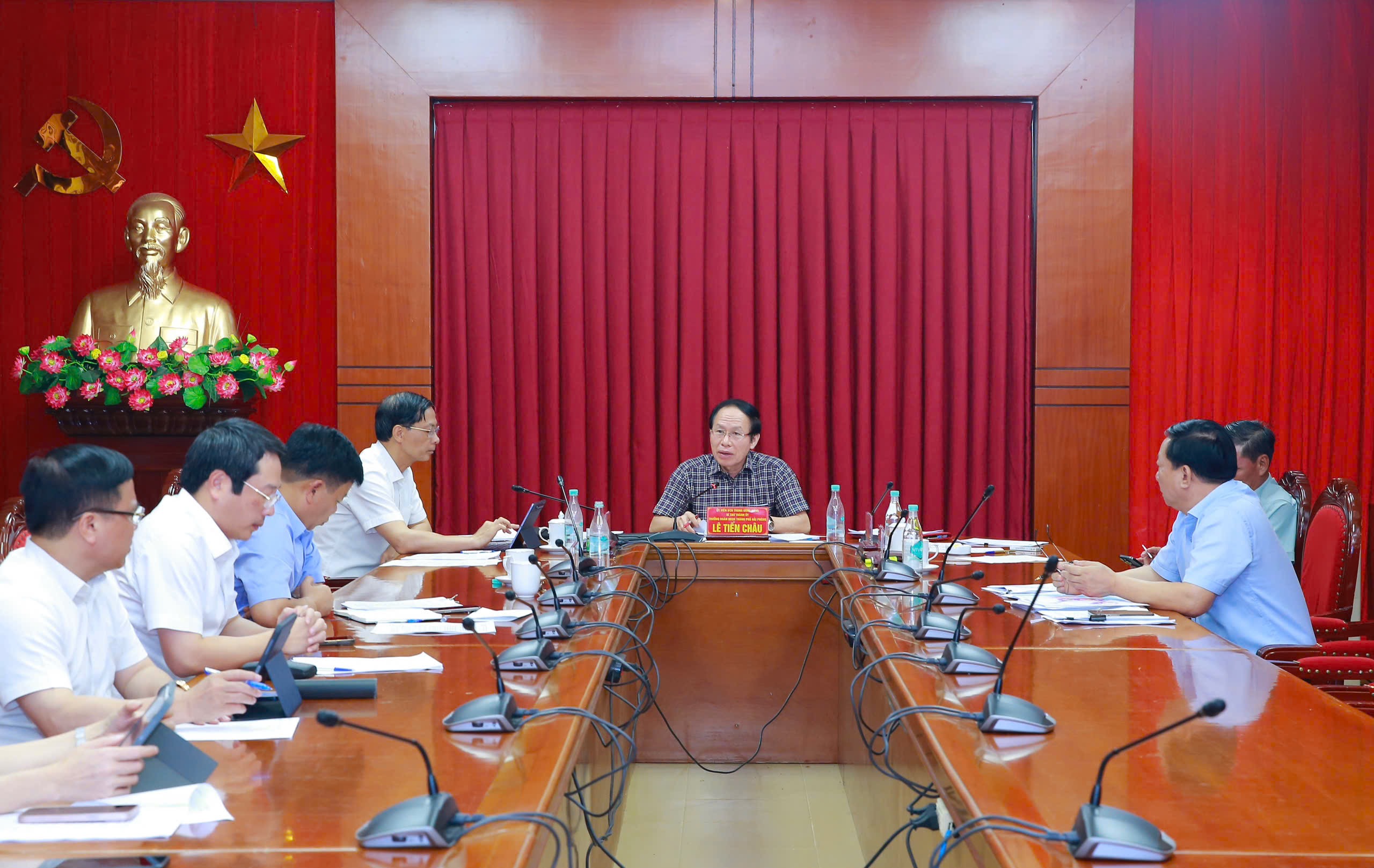 Bí thư Thành uỷ Hải Phòng Lê Tiến Châu chủ trì cuộc họp cho ý kiến về chủ trương đầu tư 2 khu công nghiệp tại huyện Kiến Thuỵ.