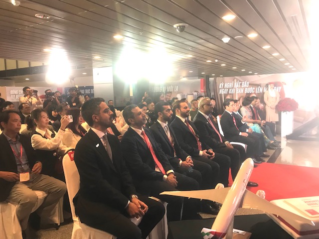 Lãnh đạo Hãng hàng không Emirates và thành phố Đà Nẵng tại buổi lễ chào đón chuyến bay  EK370 hạ cánh xuống Sân bay Quốc tế Đà Nẵng. Ảnh Ngô Anh Văn