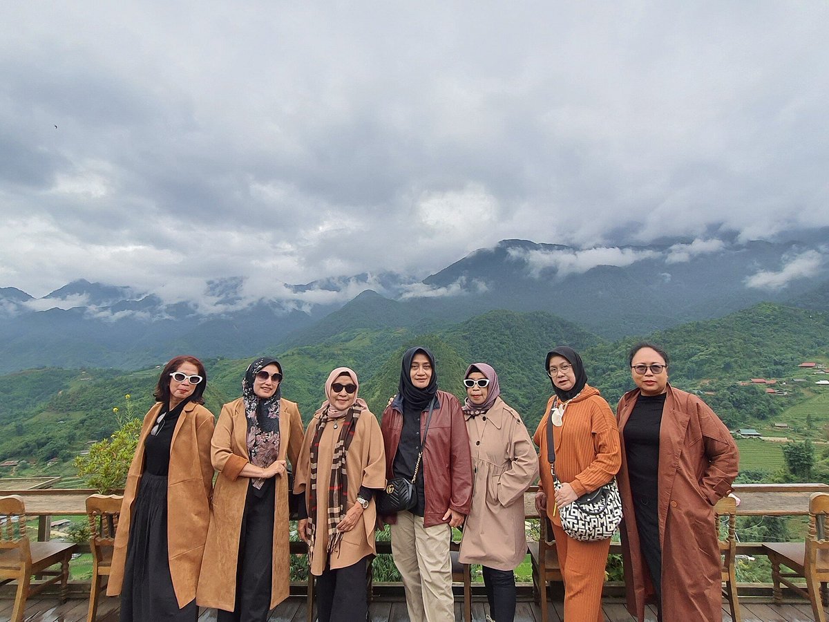 Đo&agrave;n du kh&aacute;ch Indonesia th&iacute;ch th&uacute; khi du lịch Sapa.