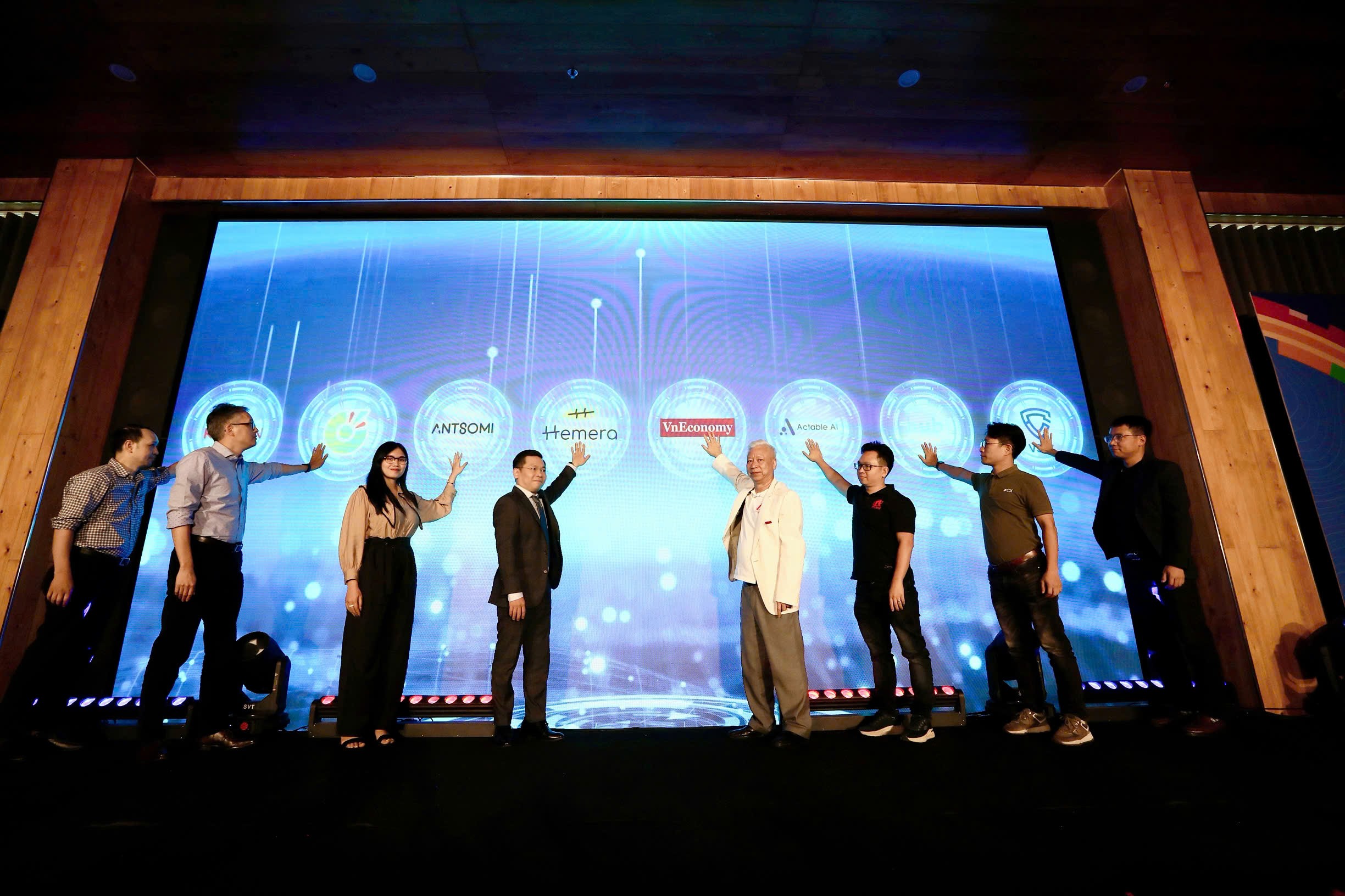 Li&ecirc;n minh Khoa học Dữ liệu v&agrave; Tr&iacute; tuệ nh&acirc;n tạo với hạt nh&acirc;n l&agrave; Li&ecirc;n doanh Marcom AI Platform mang sứ mệnh kết nối v&agrave; tạo điều kiện hợp t&aacute;c, x&acirc;y dựng một nền kinh tế dữ liệu v&agrave; ứng dụng AI h&ugrave;ng mạnh, g&oacute;p phần đưa Việt Nam trở th&agrave;nh trung t&acirc;m đổi mới s&aacute;ng tạo trong khu vực.