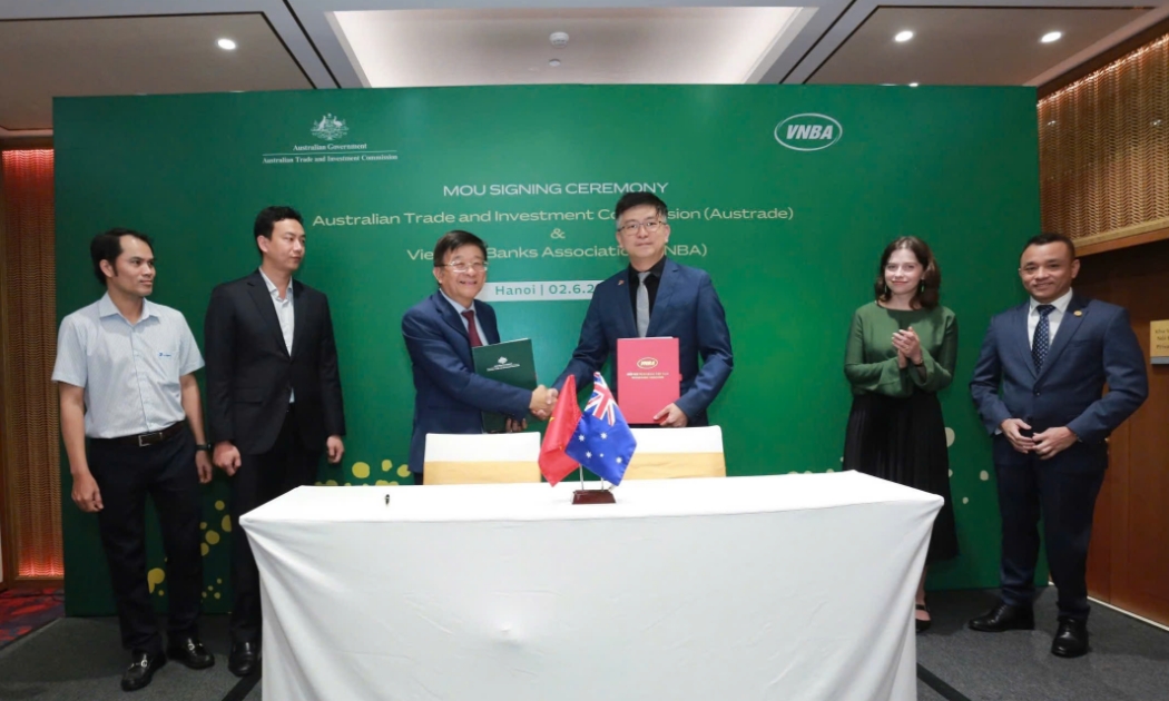 Ông Nguyễn Quốc Hùng (trái), Phó Chủ tịch kiêm Tổng Thư ký Hiệp hội Ngân hàng Việt Nam (VNBA) và ông Jonathan Saw (phải), Tham tán Thương mại và Đầu tư chính Phủ Australia tại Việt Nam và Campuchia tại lễ ký kết Biên bản ghi nhớ. Ảnh: ĐSQ Australia