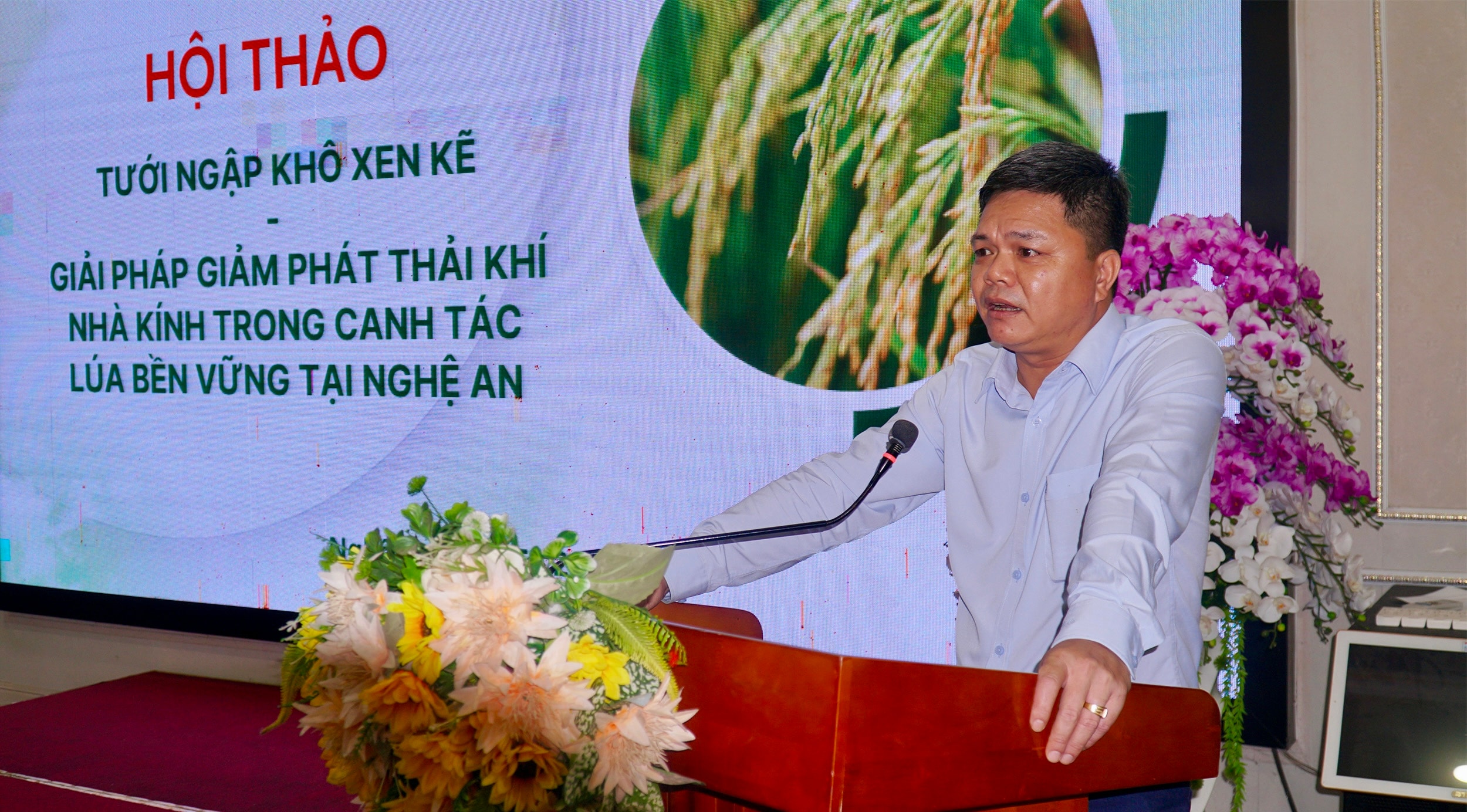 Ông Trịnh Đức Toàn, Phó Viện trưởng Viện Khoa học kỹ thuật nông nghiệp Bắc Trung Bộ, trình bày kết quả thực hiện dự án tại Nghệ An thời gian qua. Ảnh: Phú Hương.
