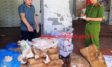 Cán bộ Phòng Cảnh sát kinh tế Công an tỉnh Ninh Bình kiểm tra số thực phẩm đông lạnh không có hóa đơn, chứng từ chứng minh nguồn gốc, xuất xứ