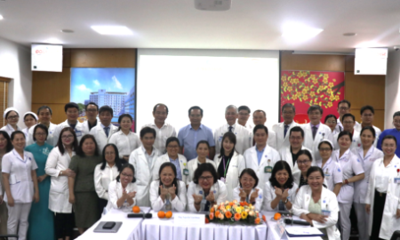 Chủ tịch Ủy ban nhân dân TP.HCM Nguyễn Văn Được chụp hình lưu niệm cùng các y bác sĩ hai bệnh viện - Nguồn: Cổng thông tin điện tử TP.HCM.