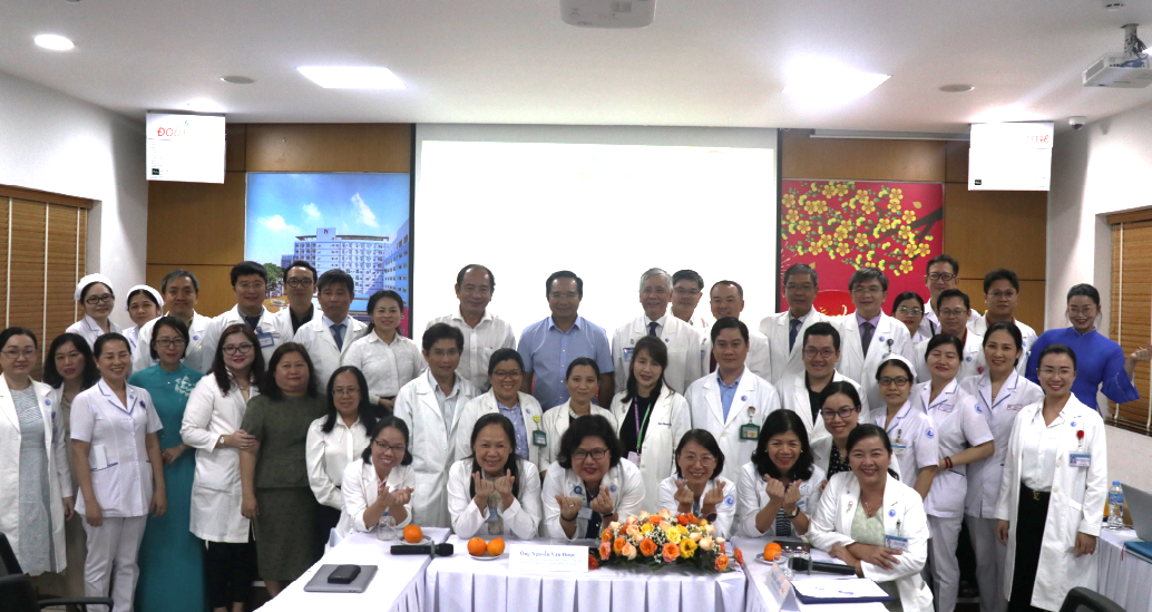 Chủ tịch Ủy ban nhân dân TP.HCM Nguyễn Văn Được chụp hình lưu niệm cùng các y bác sĩ hai bệnh viện - Nguồn: Cổng thông tin điện tử TP.HCM.