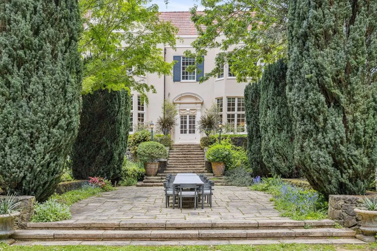 Biệt thự thuộc khu bất động sản Mountain Meadow