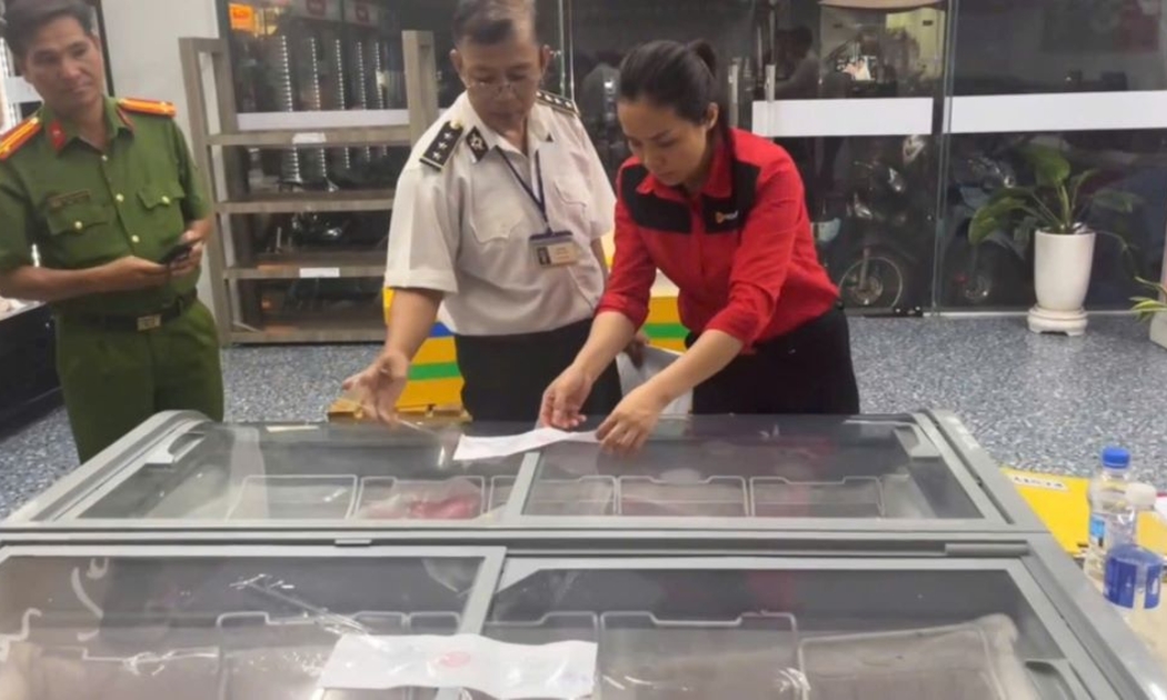 Đoàn liên ngành kiểm tra cửa hàng của C.P tại Sóc Trăng.