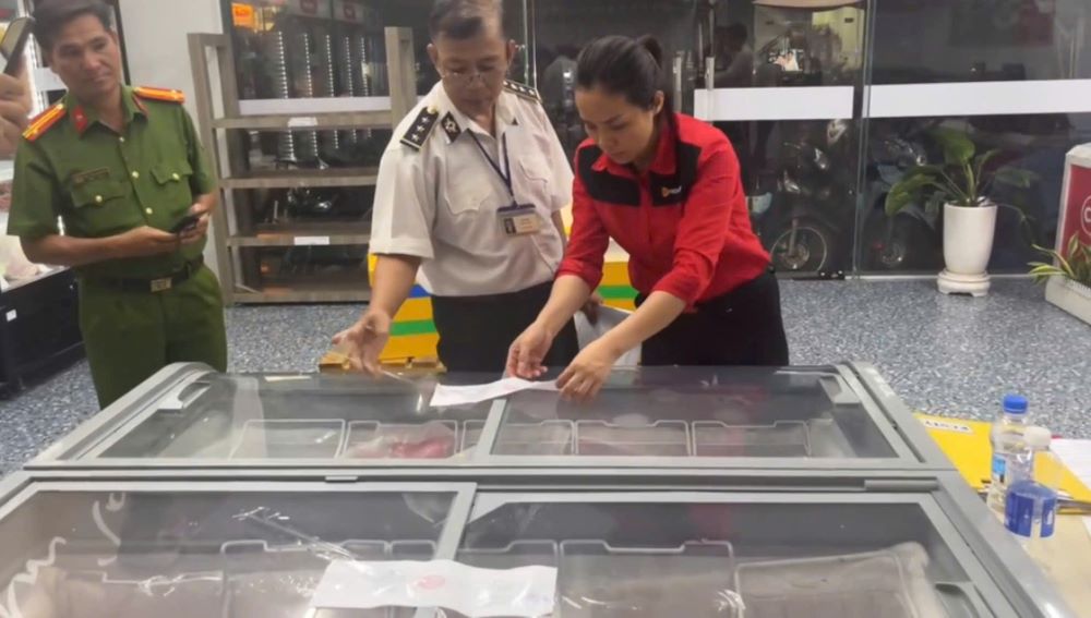 Đoàn liên ngành kiểm tra cửa hàng của C.P tại Sóc Trăng.