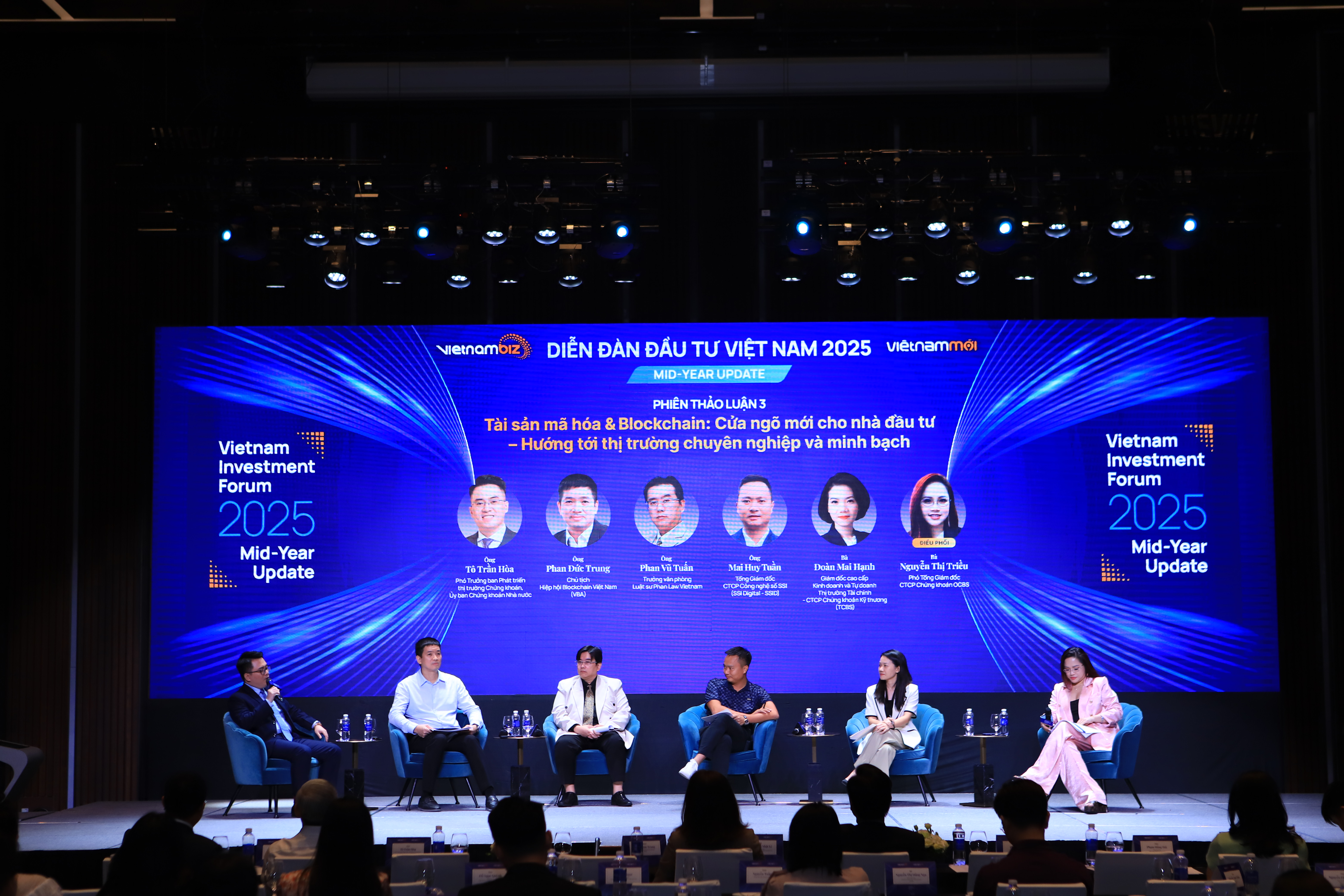 To&agrave;n cảnh phi&ecirc;n thảo luận 3 tại&nbsp;Diễn đ&agrave;n Đầu tư Việt Nam 2025.