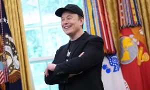 Giám đốc Điều hành Tesla Elon Musk phát biểu cùng với Tổng thống Donald Trump tại Phòng Bầu dục của Nhà Trắng.