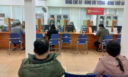 Lao động chờ nộp hồ sơ hưởng trợ cấp thất nghiệp. Ảnh: N.Dương.