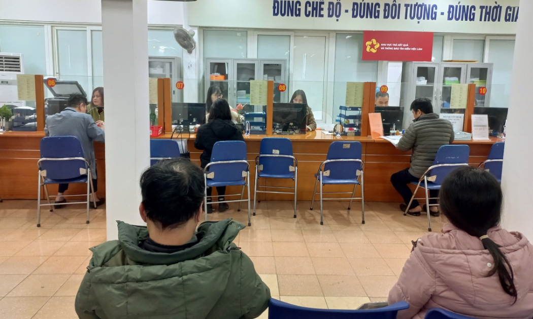 Lao động chờ nộp hồ sơ hưởng trợ cấp thất nghiệp. Ảnh: N.Dương.