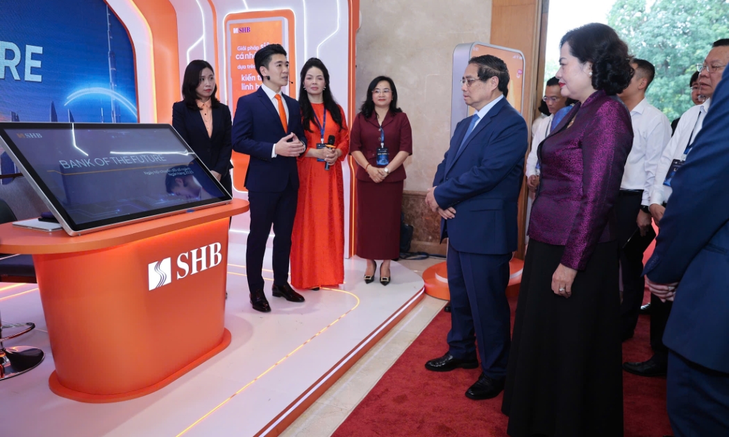 Phó Chủ tịch SHB Đỗ Quang Vinh giới thiệu giải pháp thanh toán tích hợp tại ngày Chuyển đổi số ngành ngân hàng.
