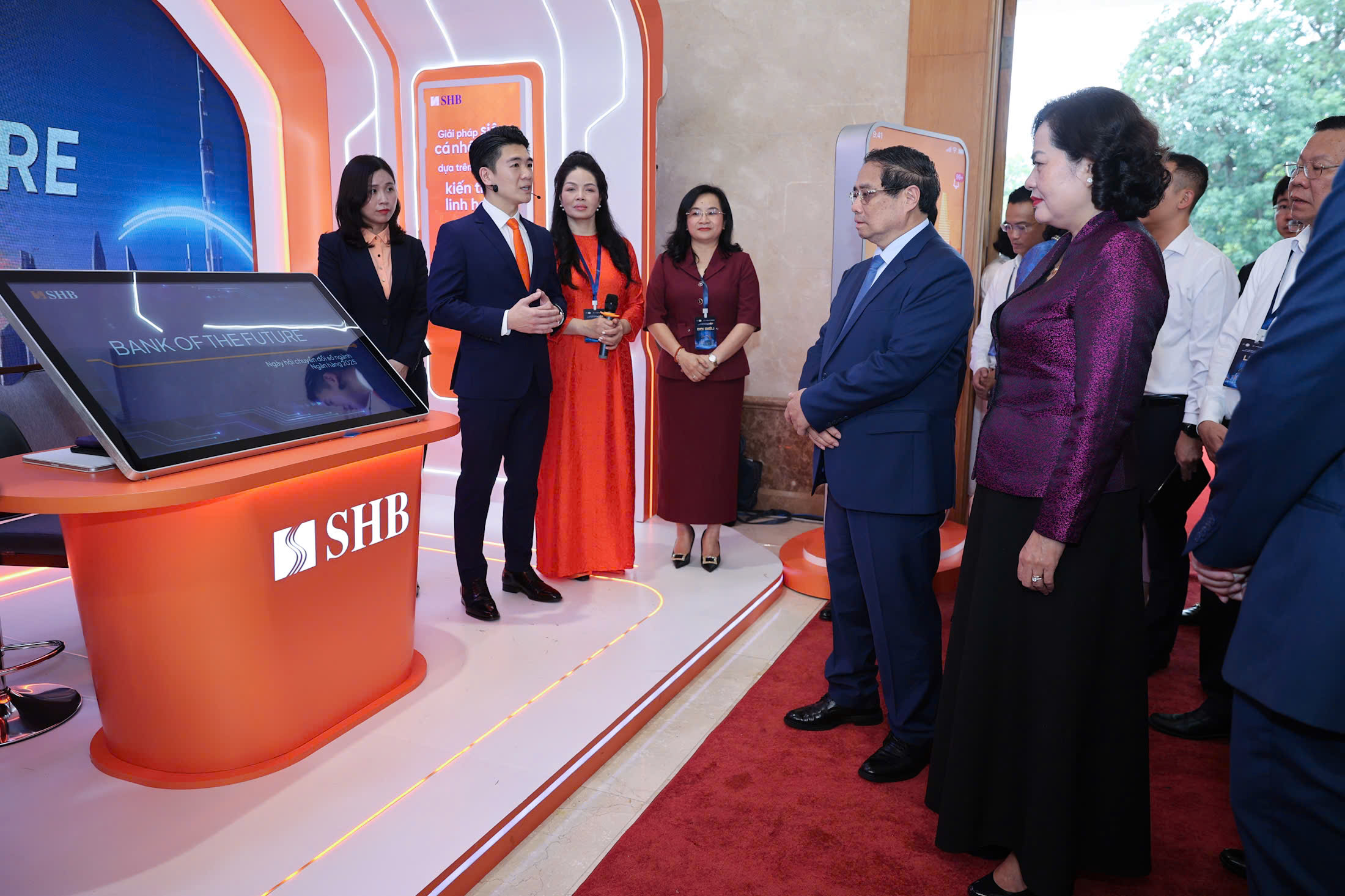 Phó Chủ tịch SHB Đỗ Quang Vinh giới thiệu giải pháp thanh toán tích hợp tại ngày Chuyển đổi số ngành ngân hàng.