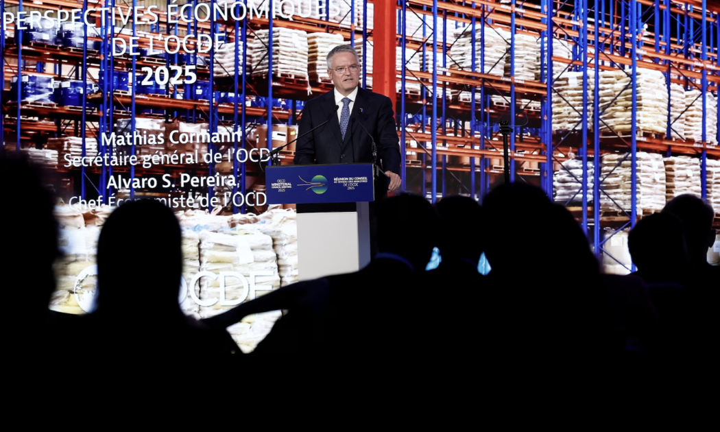 Tổng thư ký OECD Mathias Cormann trình bày báo cáo cập nhật triển vọng kinh tế thế giới tại Paris, Pháp ngày 3/6 - Ảnh: Reuters.