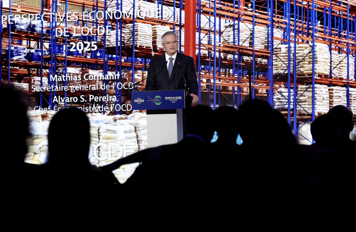 Tổng thư ký OECD Mathias Cormann trình bày báo cáo cập nhật triển vọng kinh tế thế giới tại Paris, Pháp ngày 3/6 - Ảnh: Reuters.