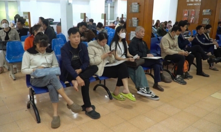 Người lao động chờ làm thủ tục hưởng chế độ bảo hiểm thất nghiệp. Ảnh: ND.