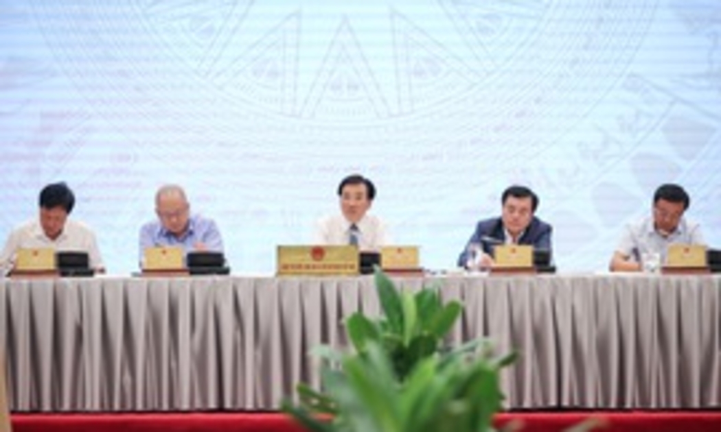 Bộ trưởng, Chủ nhiệm Văn phòng Chính phủ Trần Văn Sơn và đại diện các Bộ ngành chủ trì buổi Họp báo thường kỳ Chính phủ tháng 5/2025.