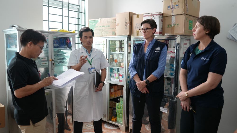 Đại diện các cơ quan của Liên Hợp Quốc tại Việt Nam thăm một trạm y tế xã tại Lào Cai.