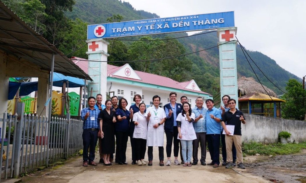 Đoàn các tổ chức quốc tế trước một Trạm Y tế xã ở Lào Cai.