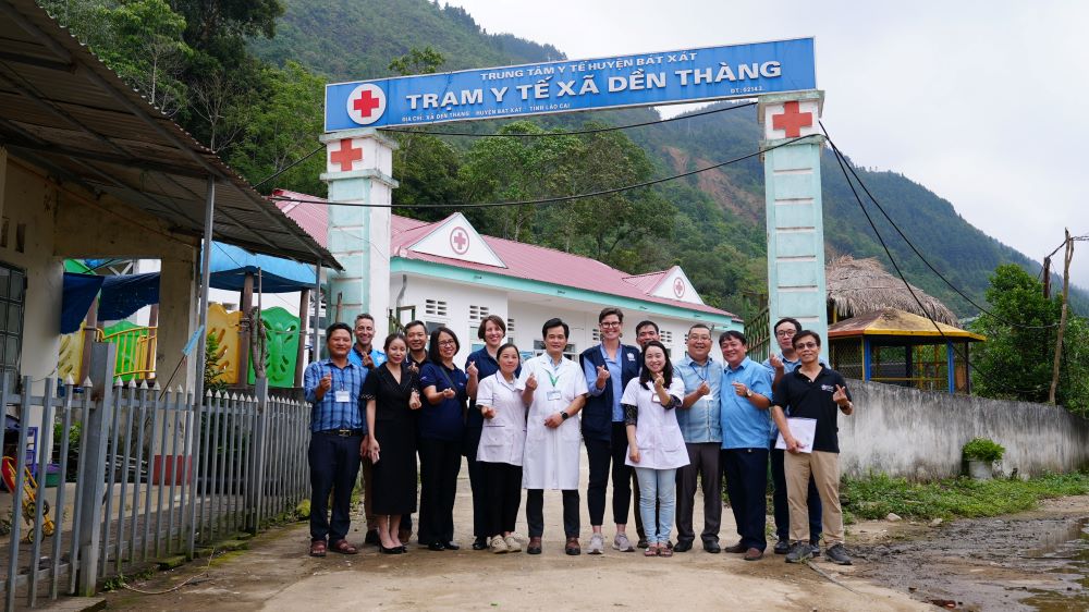 Đoàn các tổ chức quốc tế trước một Trạm Y tế xã ở Lào Cai.