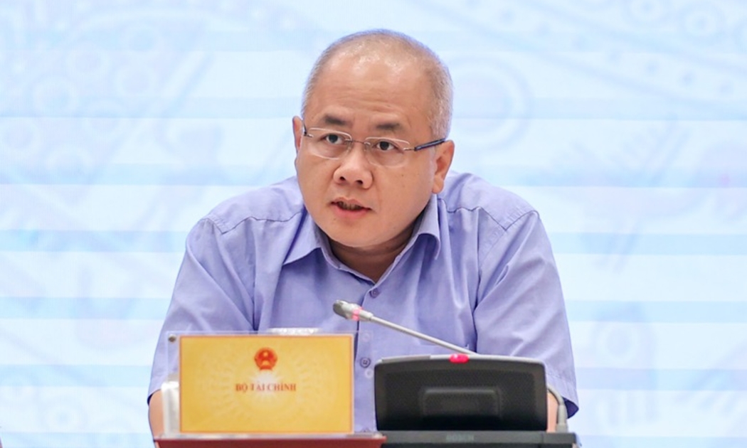 Thứ trưởng Bộ Tài chính Đỗ Thành Trung thông tin về các giải pháp để đạt mục tiêu giải ngân 100% vốn đầu tư công trong năm 2025. Ảnh: VGP/Nhật Bắc