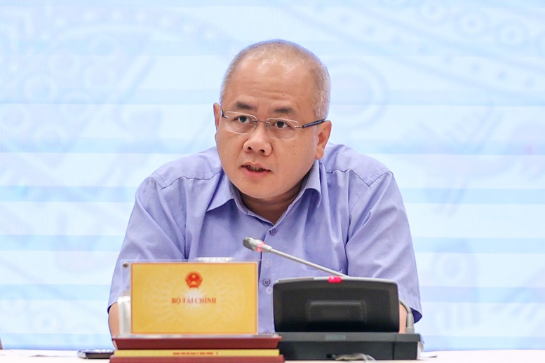 Thứ trưởng Bộ Tài chính Đỗ Thành Trung thông tin về các giải pháp để đạt mục tiêu giải ngân 100% vốn đầu tư công trong năm 2025. Ảnh: VGP/Nhật Bắc