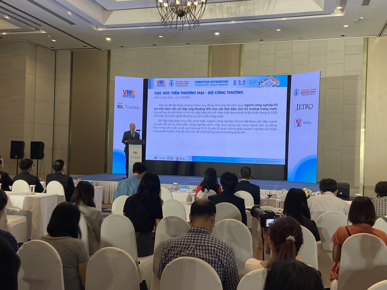 &Ocirc;ng Vũ B&aacute; Ph&uacute;, Cục trưởng Cục XTTM, Bộ C&ocirc;ng Thương ph&aacute;t biểu tại buổi họp b&aacute;o.