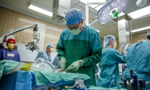 Phó Giáo sư Matthew Willsey (Đại học Michigan) trong ca cấy ghép giao diện não - máy tính trên người của Paradromics. 