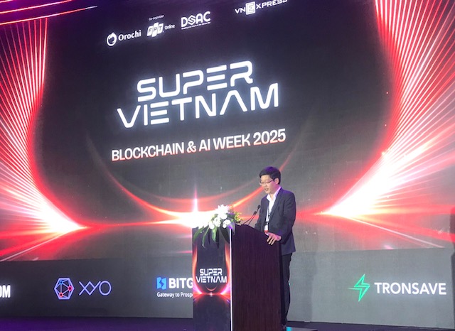 Ông Lê Sơn Phong, Phó Giám đốc Sở Khoa học Công nghệ Đà Nẵng, phát biểu khai mạc Tuần lễ công nghệ chuỗi khối và Trí tuệ nhân tạo Việt Nam 2025 - Super Vietnam 2025. Ảnh Ngô Anh Văn