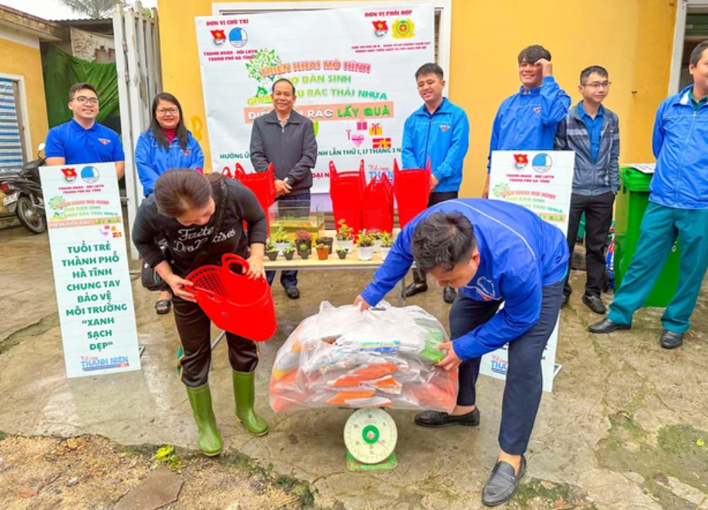 Mô hình "Đổi rác - nhận quà" còn nâng cao nhận thức cộng đồng về tác hại của rác thải nhựa, hạn chế sử dụng túi ni lông khó phân hủy và chuyển sang dùng túi sử dụng nhiều lần. Từ đó, thay đổi thói quen phân loại rác thải, bỏ rác đúng nơi quy định.