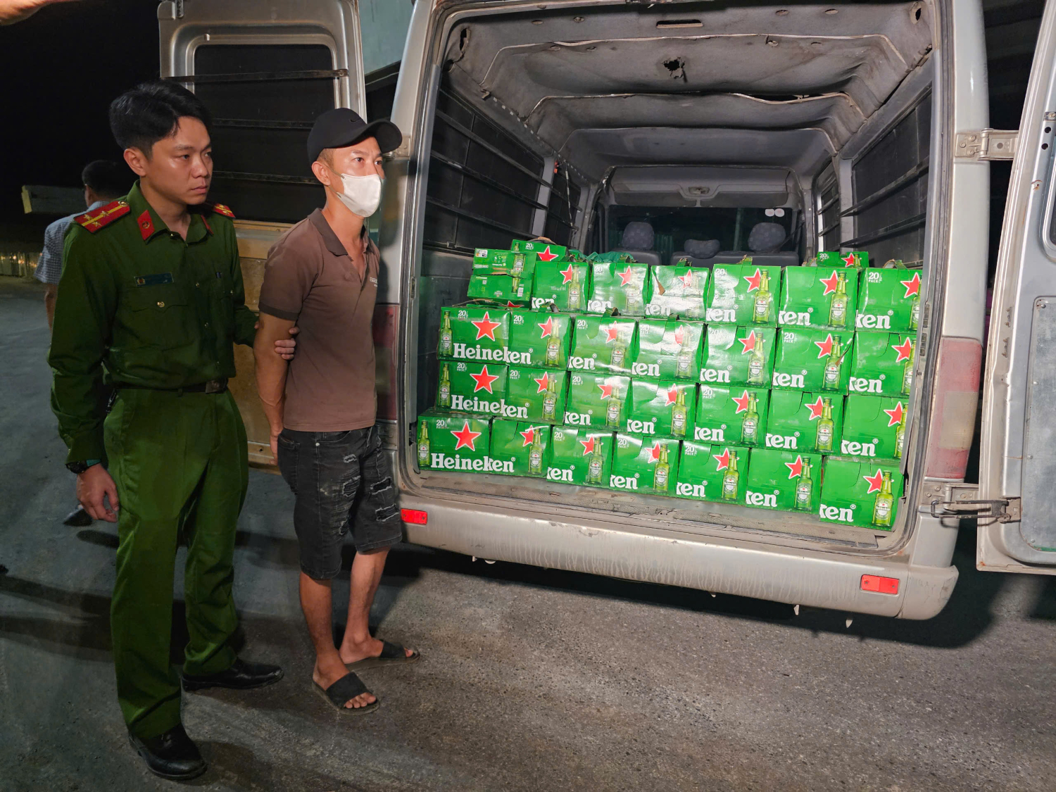 Lực lượng chức năng tỉnh Quảng Trị ngăn chặn đối tượng vận chuyển lượng lớn hàng hoá nhập lậu 