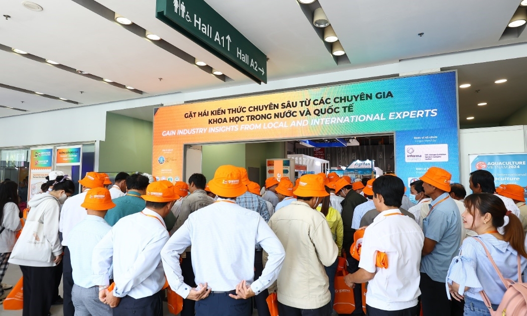Khách tham quan triễn lãm Vietstock 2024.