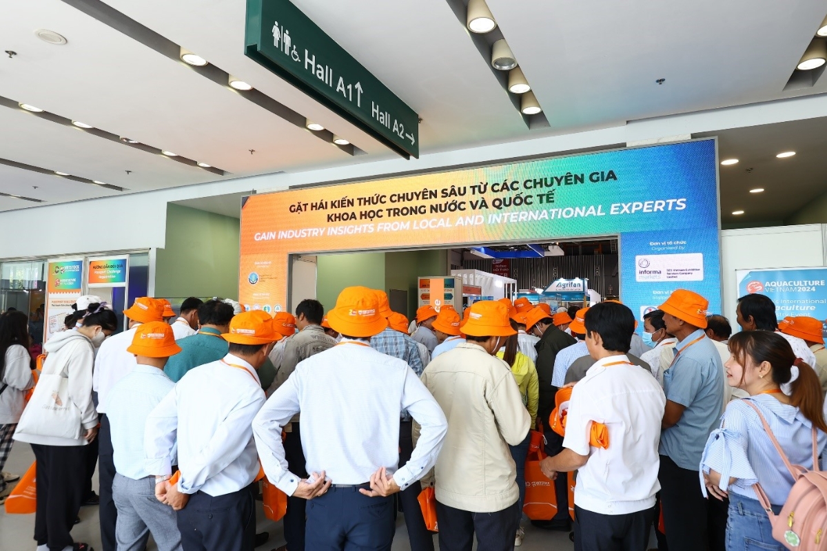 Khách tham quan triễn lãm Vietstock 2024.