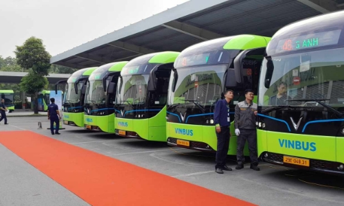 Hà Nội khánh thành tuyến xe buýt điện kết nối với tuyến đường sắt đô thị Cát Linh - Hà Đông sang khu vực Đông Anh