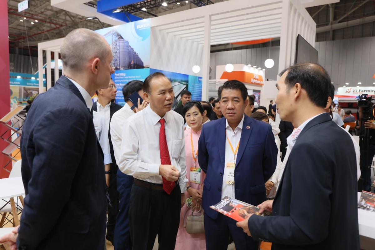 Thứ trưởng Ph&ugrave;ng Đức Tiến (&aacute;o trắng) gh&eacute; thăm c&aacute;c gian h&agrave;ng tại triển l&atilde;m Vietstock 2024.