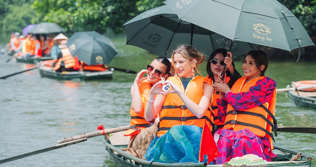 Với nhiều sản phẩm du lịch đa dạng, Ninh Bình thu hút lượng lớn khách quốc tế. Ảnh: Nguyễn Minh