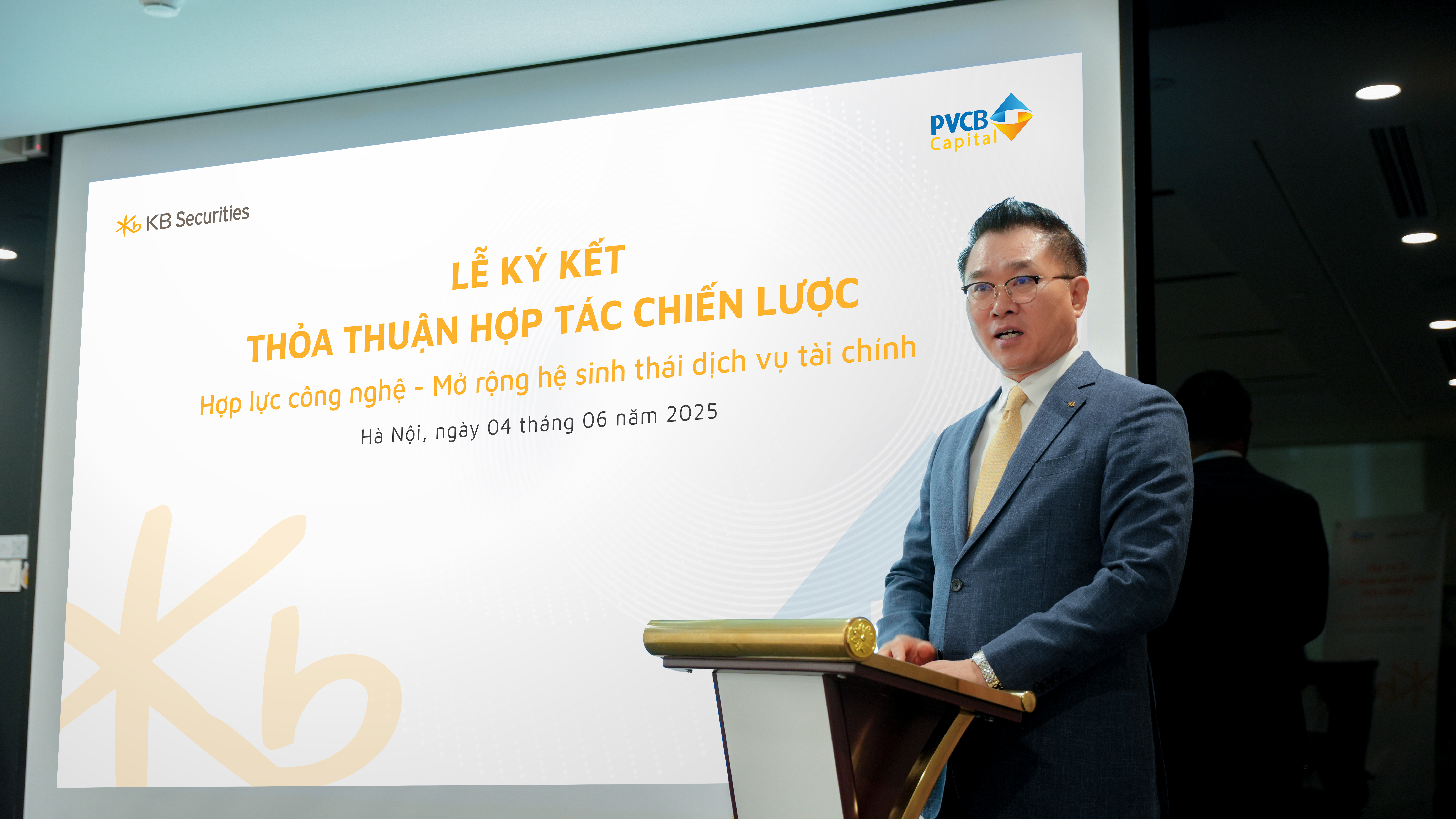 Ông Jeon Mun - Tổng giám đốc KBSV chia sẻ đặt kỳ vọng việc hợp tác sẽ đem lại nhiều lợi ích cho khách hàng của hai phía.