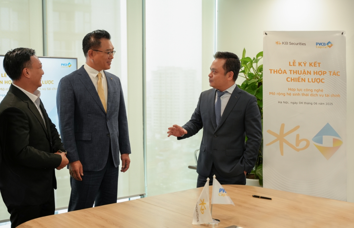 &Ocirc;ng Trần Quang Vinh (ngo&agrave;i c&ugrave;ng b&ecirc;n phải) - Gi&aacute;m đốc PVCB Capital cũng chia sẻ việc hợp t&aacute;c l&agrave; bước đi chiến lược quan trọng với cả hai ph&iacute;a.
