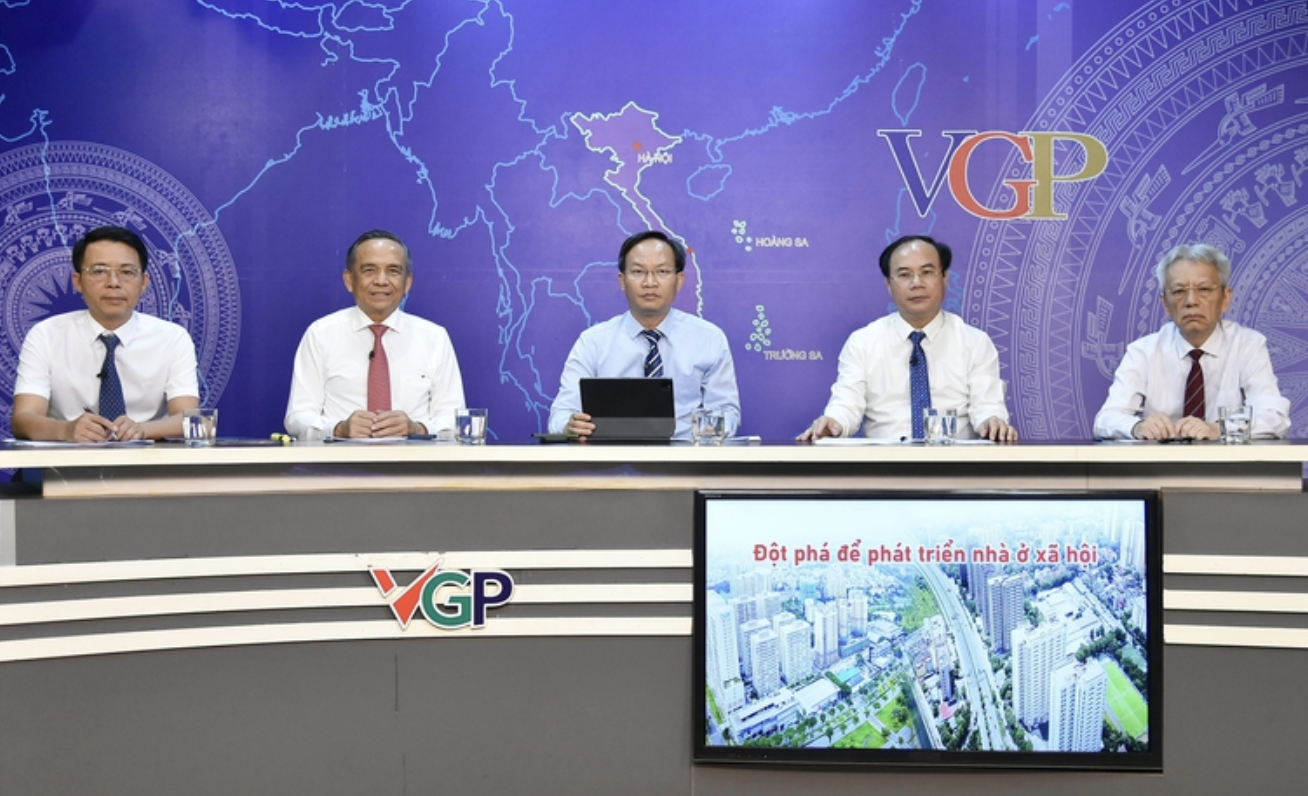 Các khách mời tham gia toạ đàm ngày 5/6