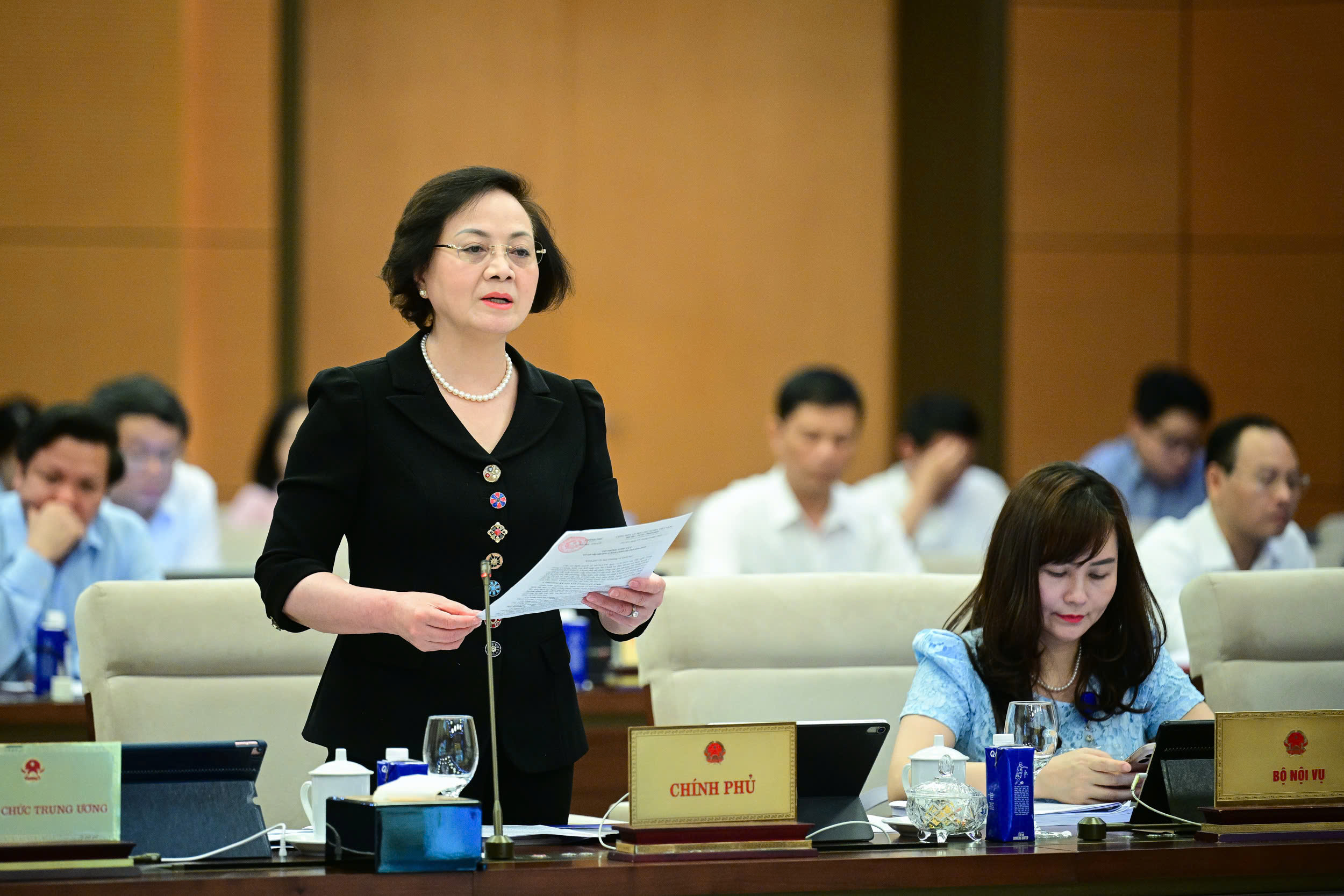 Bộ trưởng Bộ Nội vụ Phạm Thị Thanh Trà trình bày Tờ trình.