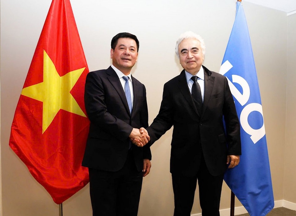 Bộ trưởng Bộ Công Thương Nguyễn Hồng Diên, Trưởng đoàn công tác Việt Nam và Ngài Fatih Birol - Giám đốc điều hành Cơ quan Năng lượng quốc tế (IEA). Ảnh: MOIT.