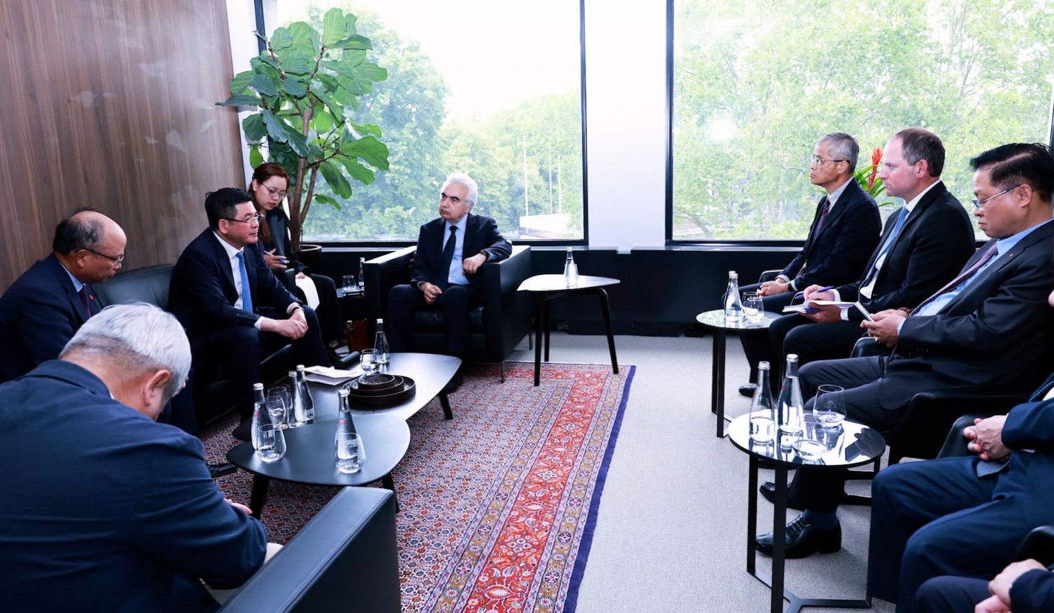 Buổi l&agrave;m việc giữa&nbsp;Bộ trưởng Nguyễn Hồng Di&ecirc;n với Ng&agrave;i Fatih Birol. Ảnh: MOIT.