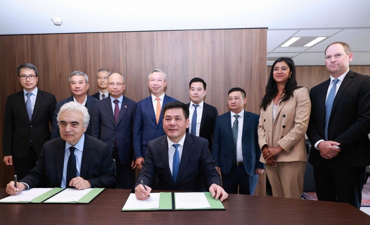Bộ trưởng Nguyễn Hồng Di&ecirc;n v&agrave; Ng&agrave;i Fatih Birol k&yacute; bi&ecirc;n bản ghi nhớ về hợp t&aacute;c năng lượng. Ảnh: MOIT.