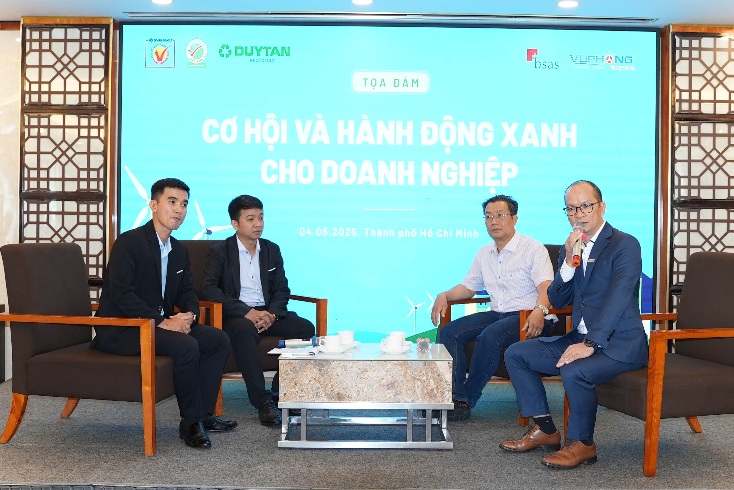 Các diễn giả thảo luận, chia sẻ tại hội thảo.