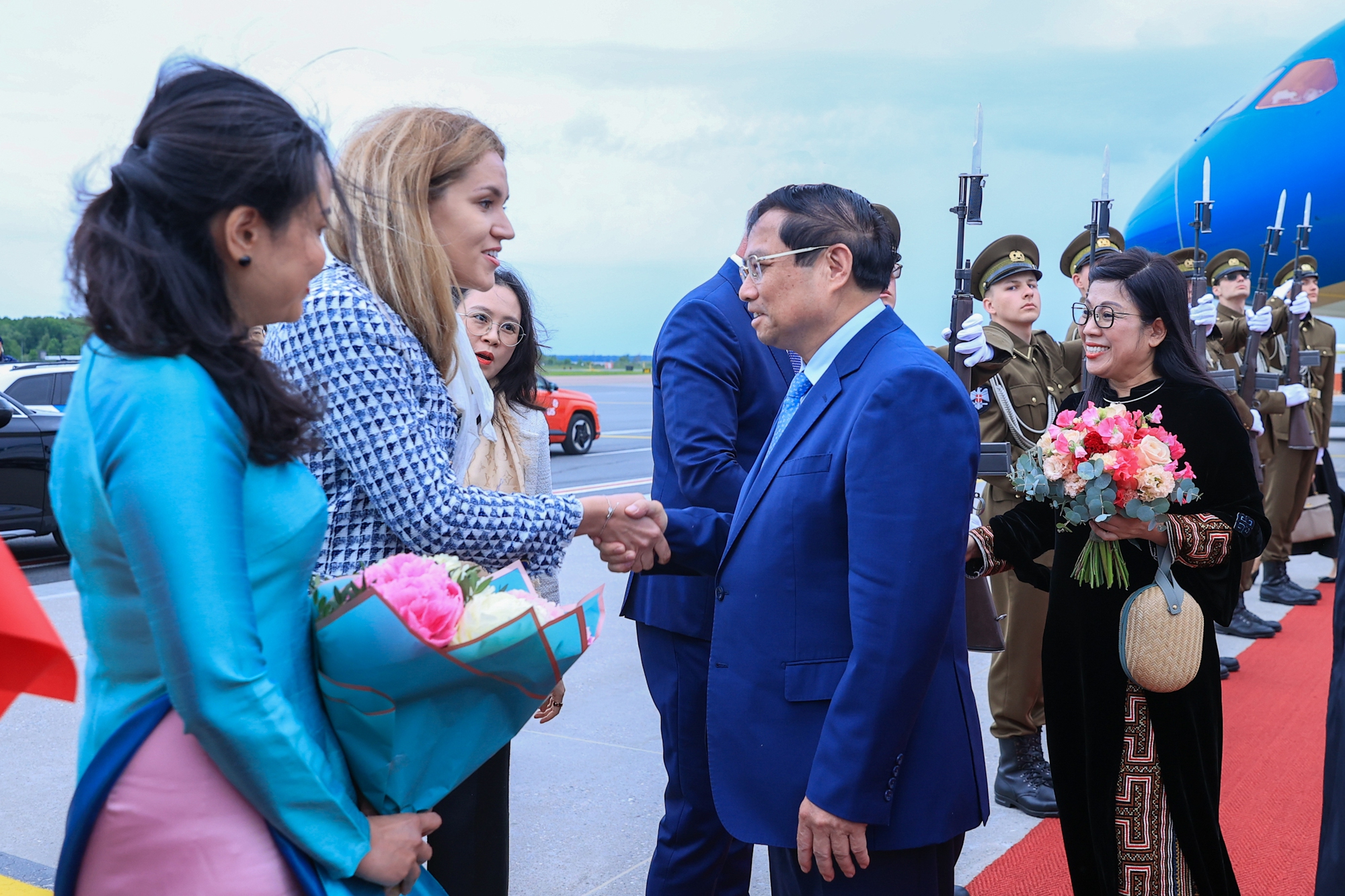 Thủ tướng Ch&iacute;nh phủ v&agrave; Phu nh&acirc;n đến&nbsp;Thủ đ&ocirc; Tallinn - Ảnh: VGP