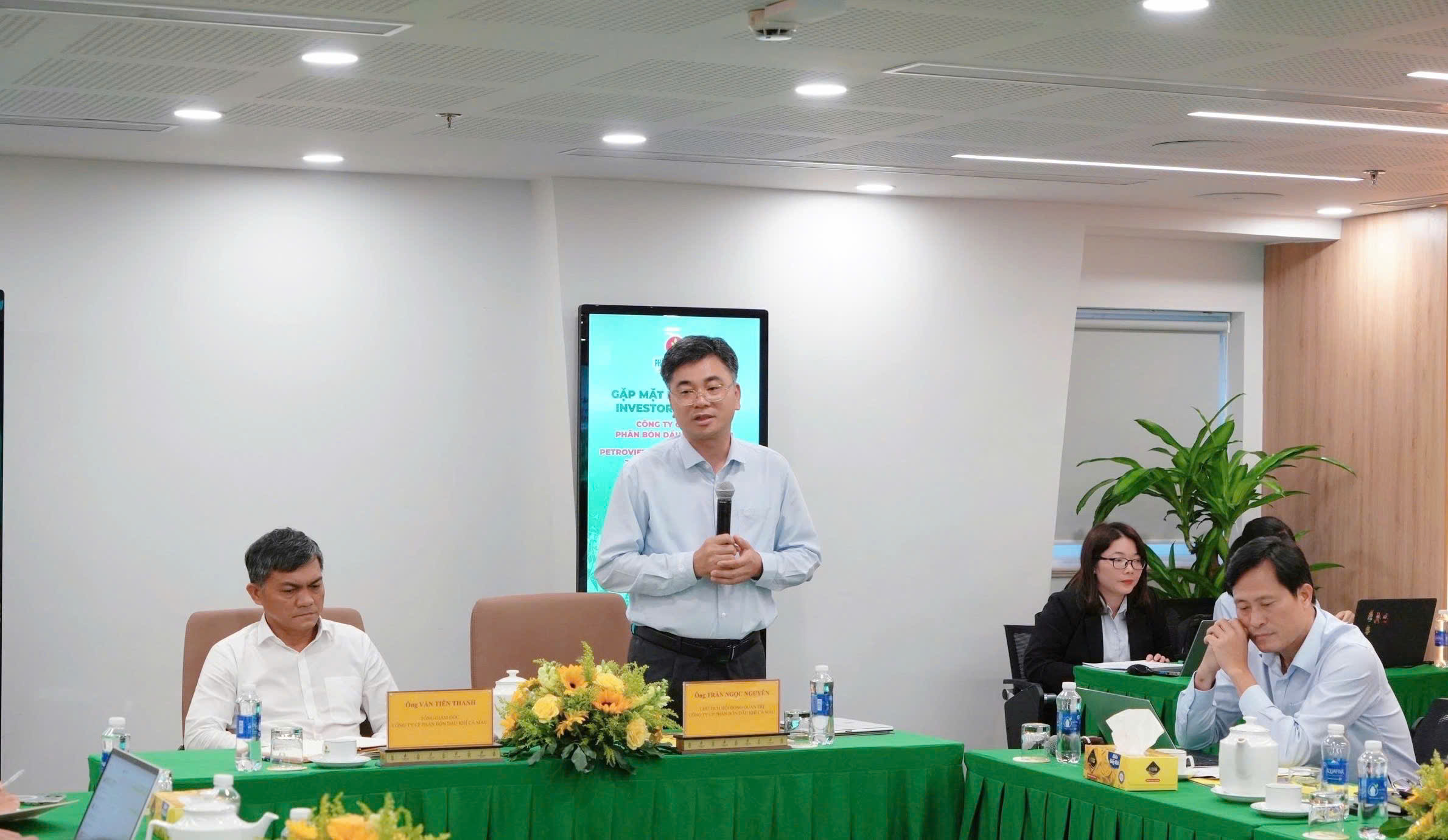 &Ocirc;ng Trần Ngọc Nguy&ecirc;n - Chủ tịch HĐQT PVCFC ch&agrave;o mừng c&aacute;c nh&agrave; đầu tư đến với buổi gặp gỡ.