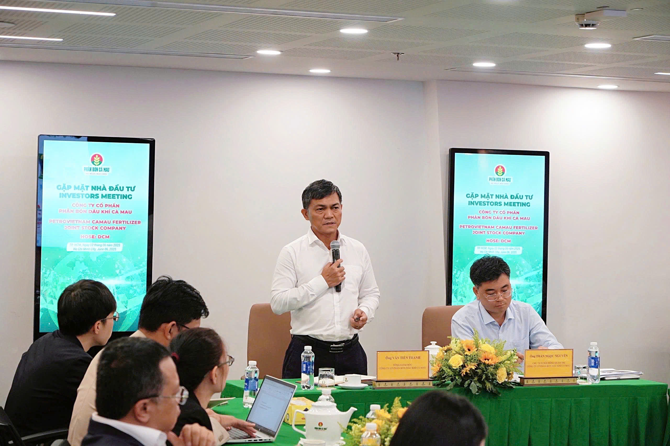 &Ocirc;ng Văn Tiến Thanh - Tổng gi&aacute;m đốc PVCFC chia sẻ t&igrave;nh h&igrave;nh kinh doanh v&agrave; định hướng ph&aacute;t triển của doanh nghiệp tại buổi gặp gỡ nh&agrave; đầu tư.